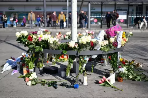 Trauer in Mannheim: Blumen und Kerzen liegen am Paradeplatz vor einer Straßenbahnhaltestelle. 