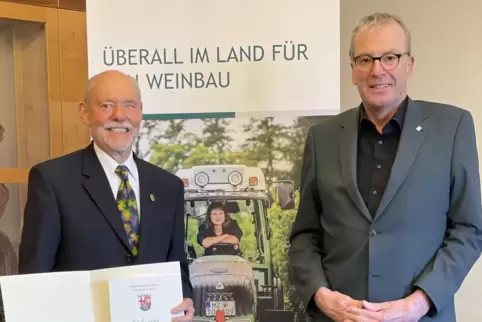  Kurt-Georg Freund (links) wurde von Landwirtschaftskammerpräsident Michael Horper für seine jahrzehntelangen Dienste als Sachve