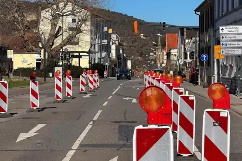 Statt nach links geht es am Amtsplatz weiter geradeaus. 