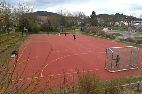 Beliebt bei jungen Fußballern: das rote Kleinspielfeld in Wachenheim direkt neben der Pumptrackanlage. 