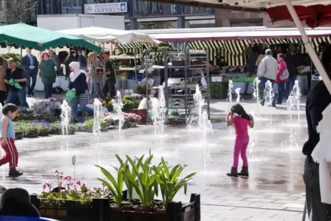 2014: Der neue Alexanderplatz samt Wasserspiel ist fertig, im Hintergrund Markttreiben.