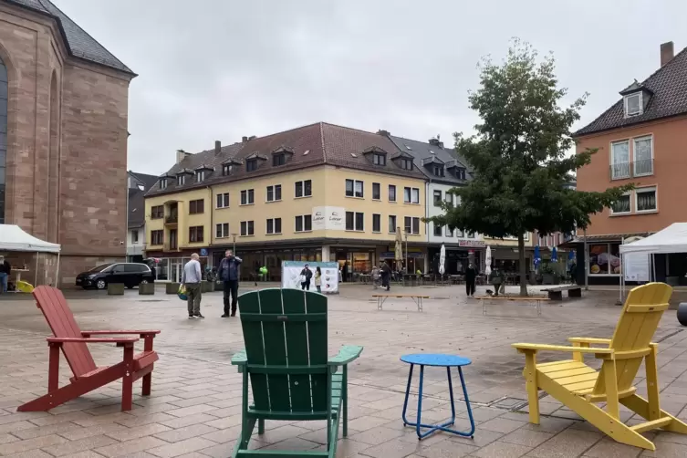 2025: Auf neue M&ouml;bel f&uuml;r den Platz konnte sich der Stadtrat einigen. Ein Sonnensegel &uuml;ber dem Wasserspiel wird&rsquo;s nicht geben. 