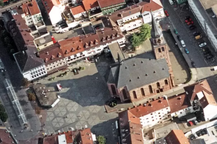 2005: Blick von oben auf den Platz, der hier noch die Wabenmuster aufweist. 