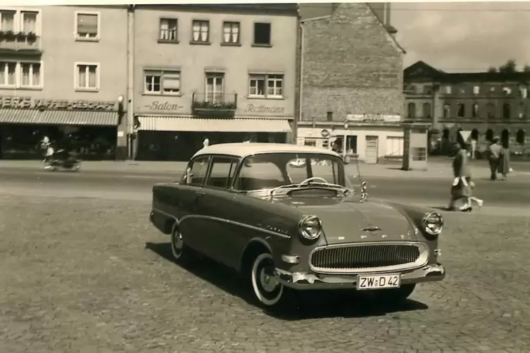 Der Alexanderplatz 1956: Das Schloss im Hintergrund wies noch erhebliche Kriegssch&auml;den auf.