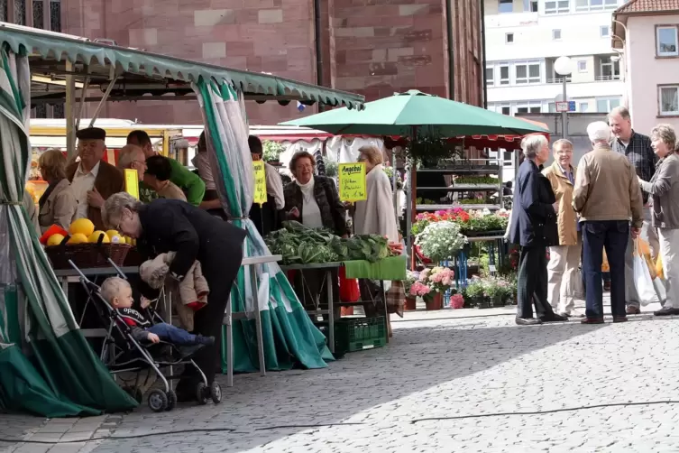 2012: Wochenmarkt vor der Kirche mit damals noch reichlich Beschickern.