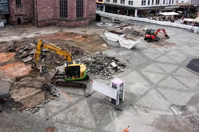 2013: Am Alexanderplatz wird geschafft; zuvor war die Fu&szlig;g&auml;ngerzone dran. 