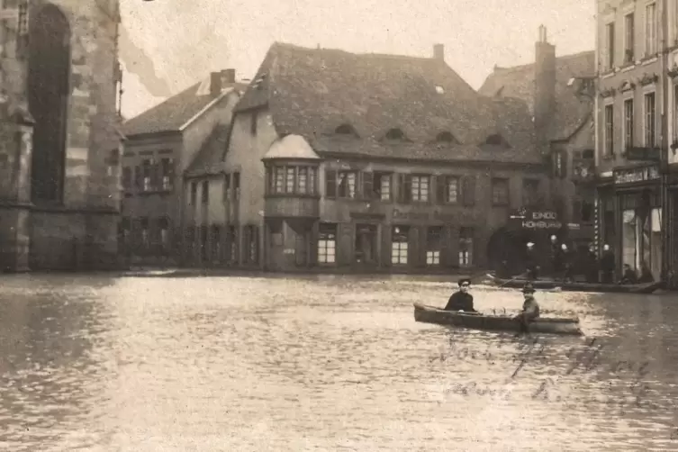 1920: Der nach einem Hochwasser &uuml;berschwemmte Alexanderplatz &ndash; links die Kirche &ndash; kommt der Vision von Venedig gef&auml;hrlich nahe. 