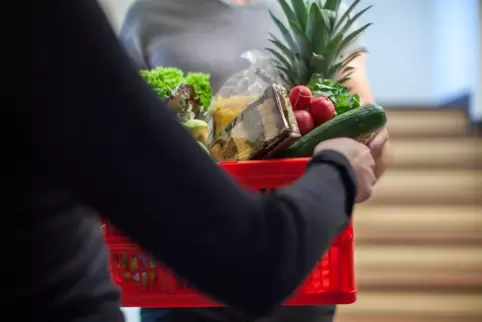 Hilfe beim Einkaufen kann eine Aufgabe bei der Nachbarschaftshilfe sein.