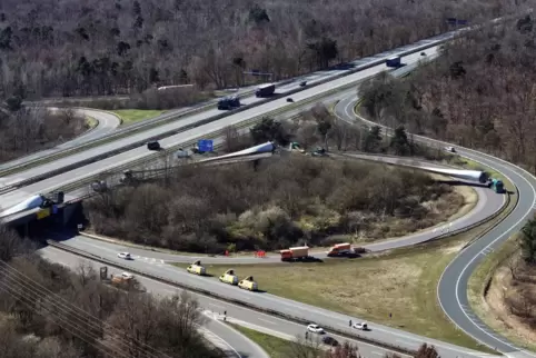 Abfahrt der A61 auf die B9: Schwertransport in Wartestellung. 