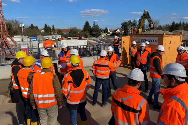 Orange war die bestimmende Farbe beim Pressetermin auf der neuen Eisenbahn&uuml;berf&uuml;hrung. 