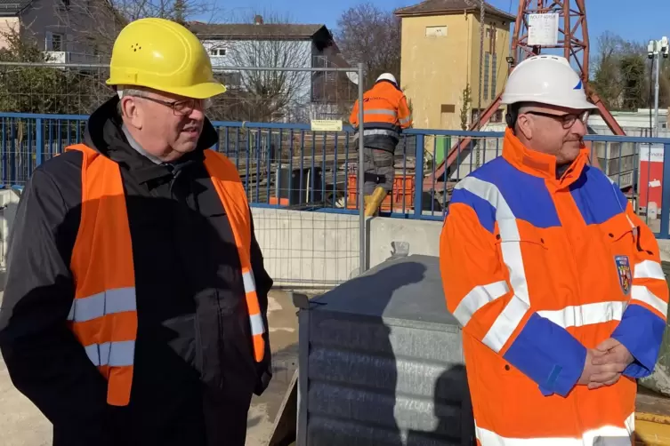 Baustellenbesuch: Landrat Clemens K&ouml;rner (links) und Staatssekret&auml;r Andy Becht lauschen den Ausf&uuml;hrungen zu den Bauarbeiten.