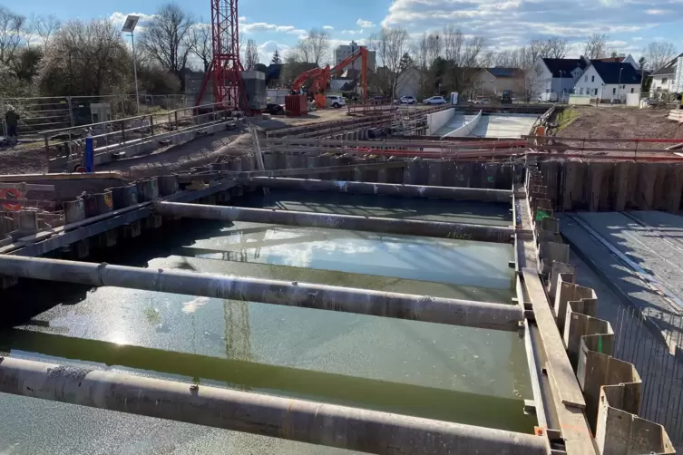 Wasser in der Baugrube dient der Stabilisation. 