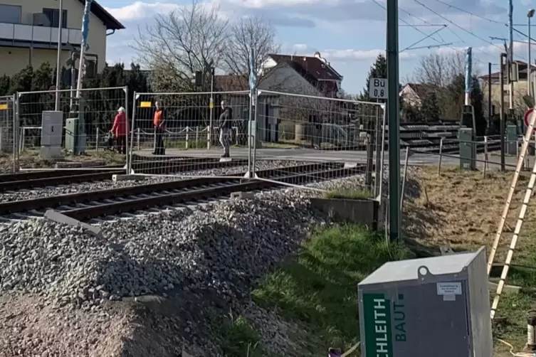 Gesperrt: Ein Bauzaun verhindert, dass die Leute auf die Baustelle kommen. Dahinter ist der alte Bahn&uuml;bergang, der sp&auml;ter zur&uuml;ck