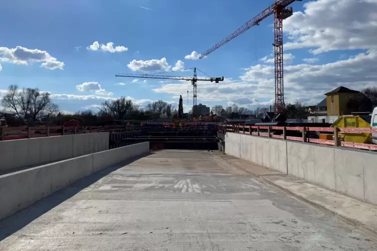 Hier wird sp&auml;ter die Stra&szlig;e unter der Br&uuml;cke durchlaufen. 