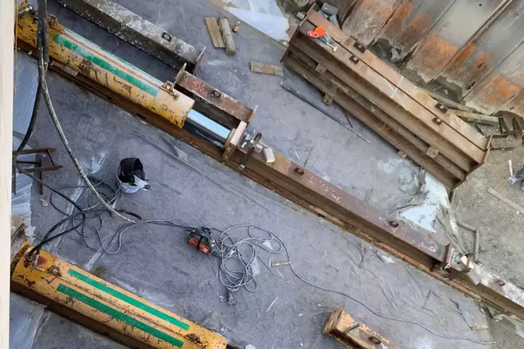 Mit hydraulischen Pressen wird die Br&uuml;cke in die L&uuml;cke geschoben. 