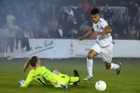 Das Vorjahresfinale wurde vor 1000 Zuschauern in Waldfischbach ausgetragen. Hier erzielt Elias Hakim das entscheidende 2:0 für d