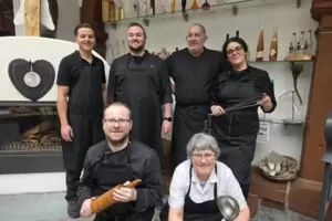 Küchenteam: Luca Simma, August Görlitz, Eric Modzinski, Hajar Baghdadi (hinten v. li.), Johannes Graf und Ingrid Gerhard. Küchenteam: Luca Simma, August Görlitz, Eric Modzinski, Hajar Baghdadi (hinten v. li.), Johannes Graf und Ingrid Gerhard.