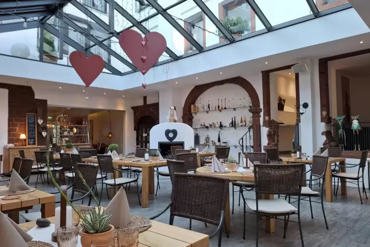 Lichtdurchflutet und detailverliebt: Restaurant Garten Eden im Edenkobener Hotel Pf&auml;lzer Hof.