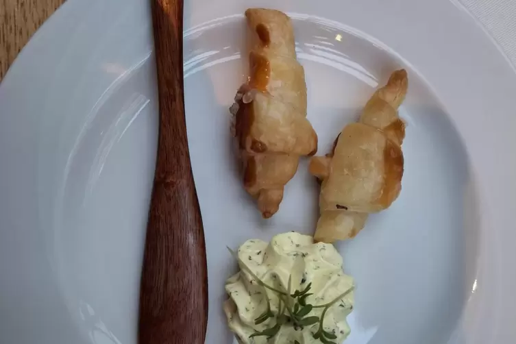 Gru&szlig; aus der K&uuml;che: Mini-Croissants und Currybutter.