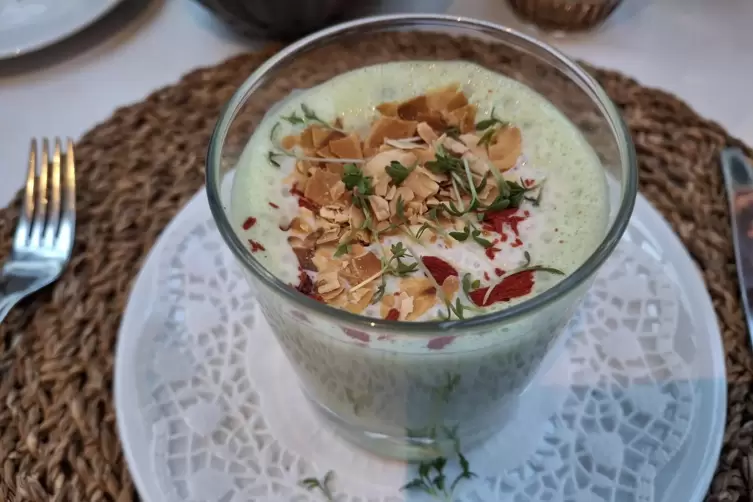 Fein cremig: Kresses&uuml;ppchen mit Mandeltopping.