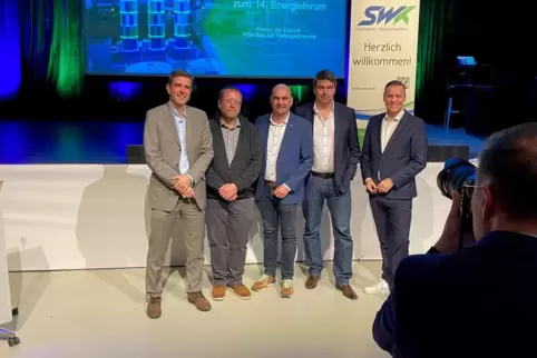 Nach dem Energieforum der SWK in der Kammgarn schießt Reiner Voß ein offizielles Foto: SWK-Vorstand Arvid Blume, SWK-Geothermie-