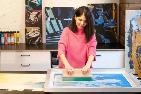 Vertieft in die Arbeit im Atelier: Manuela Kuntz.