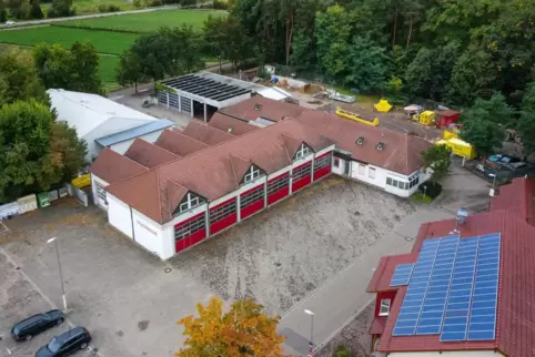 Wird umgebaut und erweitert: das Feuerwehrgerätehaus am Festplatz in Dudenhofen. 
