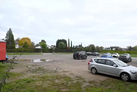 Der Parkplatz an der Edith-Stein-Kirche soll befestigt werden. 