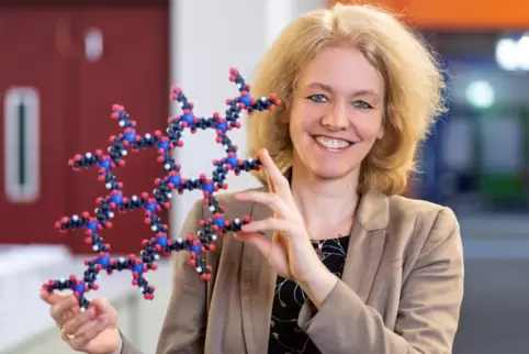 Bettina Lotsch wird für ihre Forschungsarbeit ausgezeichnet. 