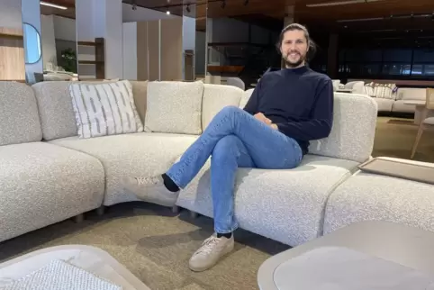 Neues Einrichtungsgeschäft: Inhaber Halid Gürtel testet ein Sofa.