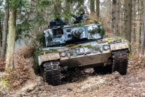 Ein Panzer der polnischen Armee vom Typ Leopard 2 während einer Militärübung.