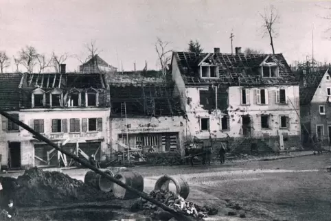 Die Ortsmitte von Waldfischbach nach dem verheerenden Bombenangriff vom 5. Dezember 1944. Das Gelände, auf dem sich heute der Kr