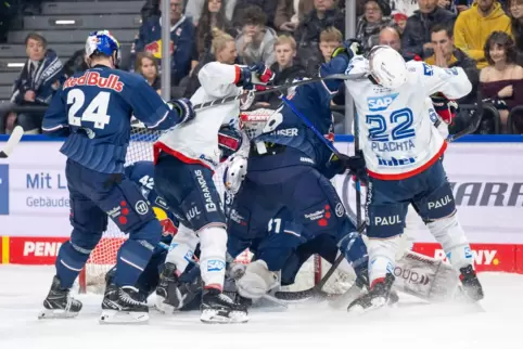 Heiß her ging es im zweiten Viertelfinal-Spiel – eine Schlägerei vor dem Münchner Tor.
