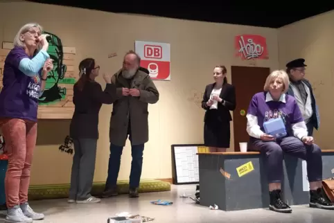 Gestrandet in Frankenstein: Das Ensemble des „Theaters am Türmchen“ spielt probt für sein Stück „Es fährt kein Zug nach irgendwo