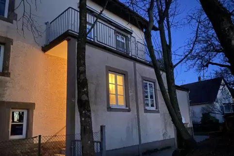 Wenn der Balkon abgerissen wird, kann der Anbau näher an das Gebäude heranrücken. Wenn der Balkon abgerissen wird, kann der Anbau näher an das Gebäude heranrücken.