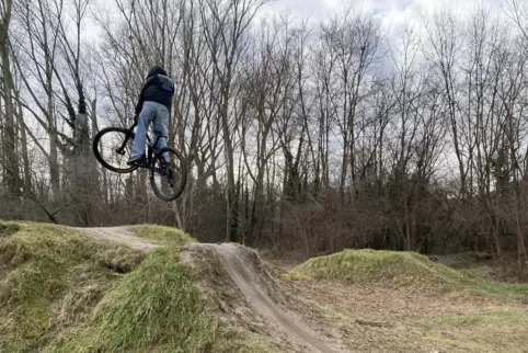 Hoch hinaus: Maxim bei einem Jump über einen noch intakten „Table“ im Bikepark in Speyer-Nord. 