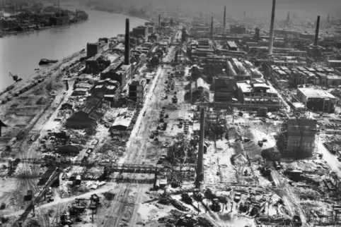 Gesamtansicht der zerstörten BASF bei Kriegsende 1945.