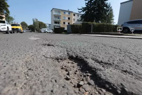 Auch in Hettenleidelheim schiebt man aus Geldnot einen Sanierungs- und Investitionsstau vor sich her, so müssten viele Straßen a