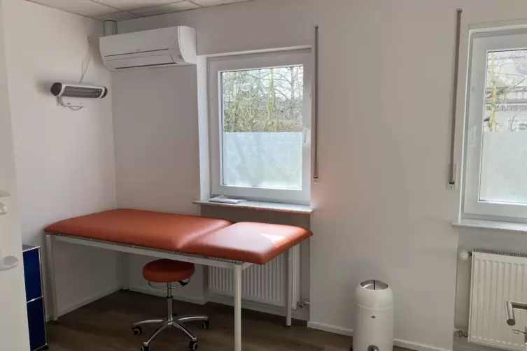 Ein erster Behandlungsraum in der gr&ouml;&szlig;eren neuen Kinderarzt-Praxis ist fast fertig. 