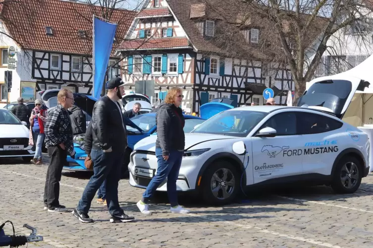 Bei der Automesse &bdquo;Kandel mobil&ldquo; im Jahr 2022 waren auch E-Fahrzeuge zu sehen. 