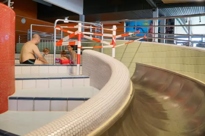 Abgesperrt: die Rutsche im Kinderbereich, weil ein Ersatzteil fehlt.