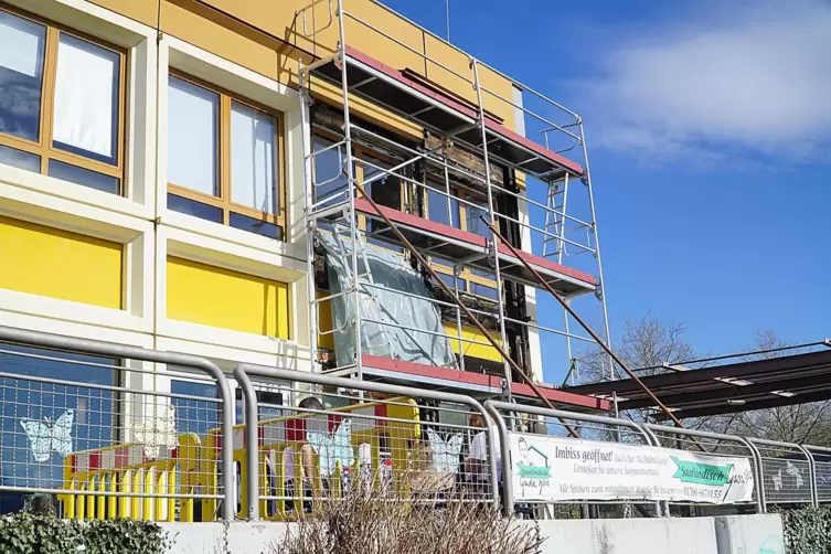 Seit dieser Woche steht das Ger&uuml;st, um die Brandsch&auml;den an der Fassade zu reparieren. 