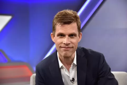Bas Kast ist Wissenschaftsjournalist und Buchautor. Er schrieb unter anderem Bücher darüber, wie Liebe und Leidenschaft entstehe