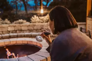Spätestens wenn aus einem Glas Wein am Abend eine ganze Flasche wird, sollten Freunde und Bekannte das Gespräch suchen. 