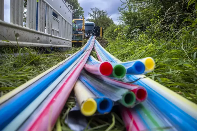 Mit diesen bunten Glasfaser-Leerrohren soll das Surfen im Internet deutlich schneller und reibungsloser sein. 