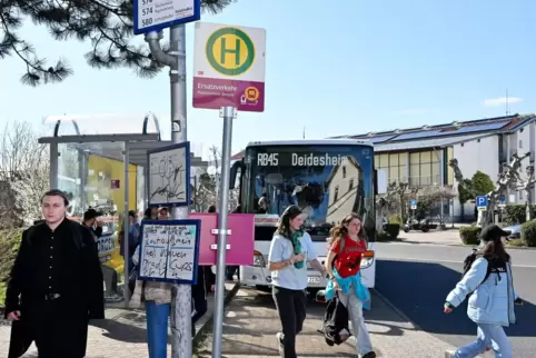 Am Deidesheimer Bahnhof startet der Schienenersatzverkehr Richtung Bad Dürkheim/Freinsheim. 