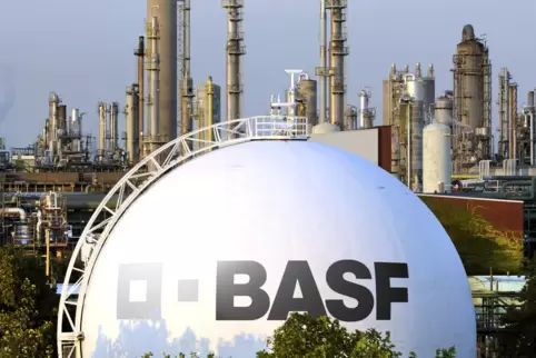 Anlagen im Stammwerk in Ludwigshafen: Hier arbeiten rund 33.600 BASF-Beschäftigte.