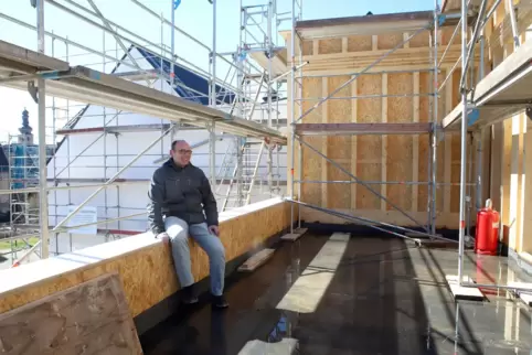 Dekan Dietmar Zoller auf der Terrasse der Alten Druckerei. 