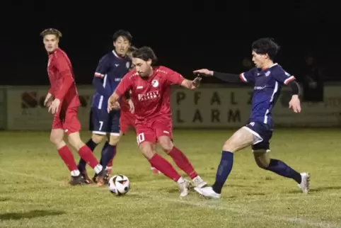 Steinbachs Spielertrainer Daniel Ghoul (am Ball) führt eine beherzt spielende Mannschaft. 