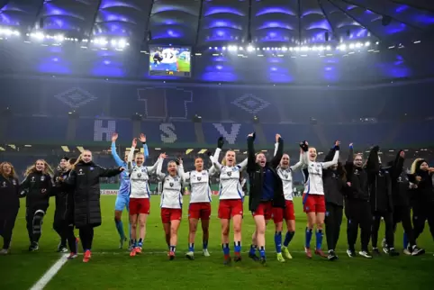 Die HSV-Spielerinnen durften schon beim 2:0-Viertelfinalsieg gegen Mönchengladbach ins große Volksparkstadion. 
